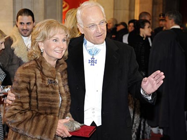 Bayerns Ex-"First Lady" Karin Stoiber ließ am roten Teppich fast nichts von ihrem Ballkleid sehen. Warm eingepackt blieb auch der ehemalige bayrische Ministerpräsident Edmund Stoiber.
