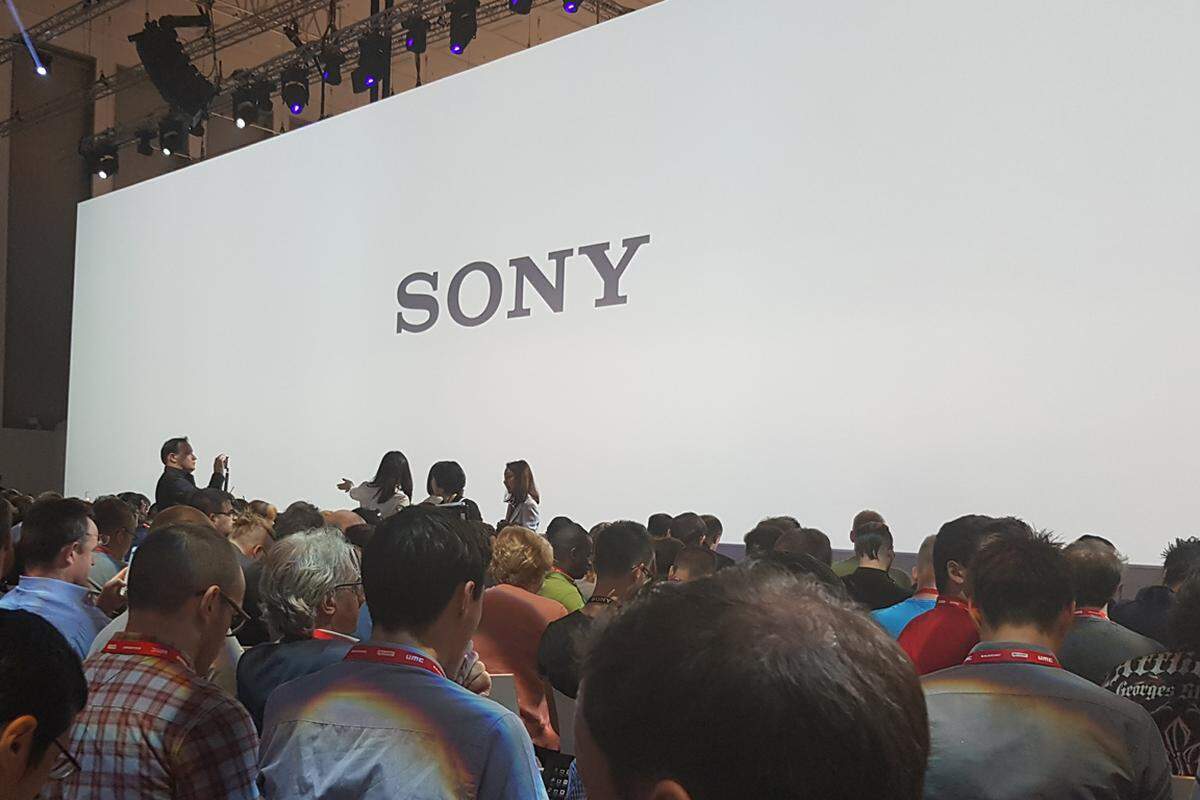 Sony hat bei der Pressekonferenz auf der internationalen Funkausstellung eine Reihe an neuen Geräten vorgestellt. Darunter auch zwei neue Smartphones. Nach der Xperia-X-Reihe auf dem MWC in Barcelona folgt nun das Xperia XZ und das Xperia X Compact. Modellnamen-Verwirrung inklusive.