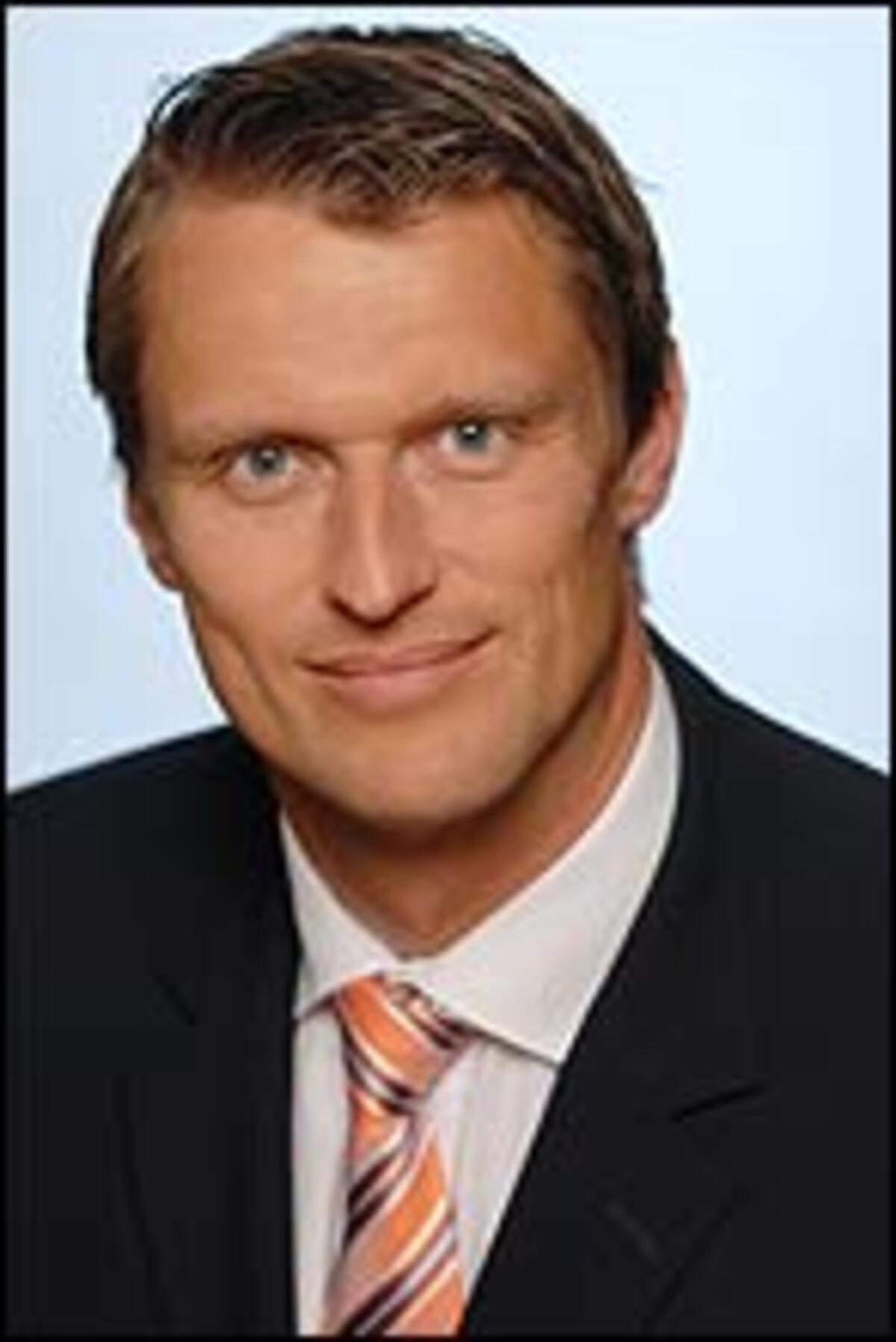 Mag. Hermann Schrögenauer (36) hat im Juli 2006 die Position des Chief Customer Officer und somit die Verantwortung für den Bereich Vertrieb und Vertriebsinnendienst bei der Skandia Austria Holding AG übernommen. Als neues Mitglied der Geschäftsführung gewährleistet er die strategische Ausrichtung von Skandia als starker Partner bei der Vermögensbildung für unabhängige Vertriebe und Vermögensberater.