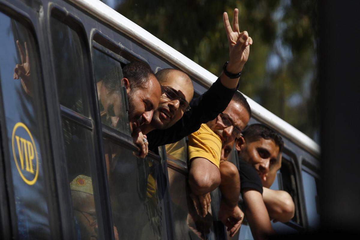 Mit Bussen wurden die ersten Gefangenen nach Ägypten gebracht und anschließend in den Gazastreifen und ins Westjordanland überstellt.