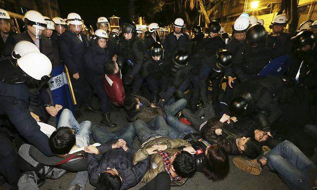 Police try to remove demonstrators in front of Taiwan´s Executive Yuan in Taipei