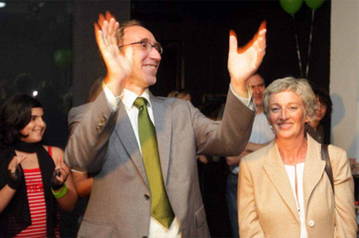 Die Grünen feierten um die Ecke im düsteren "Magazin 4" bei einem Ethno-Buffet. Spitzenkandidat Johannes Rauch bedankte sich bei seinen Wahlhelfern mit einer guten Flasche Wein.