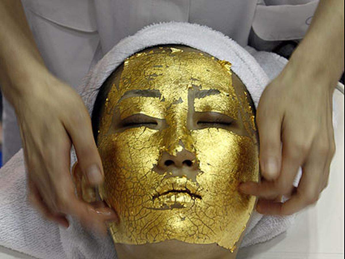 Wer schön sein will, muss leiden - und viel zahlen: Für 180 Euro verleiht diese Gesichtsmaske aus 24-krätigem Gold dem Anlitz den nötigen Glanz. Vorgestellt wurde sie auf der "Beautyworld"-Messe in Japan.