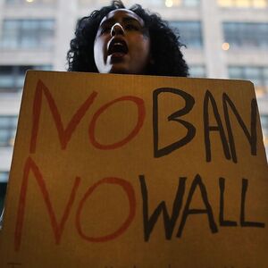 Aktivisten demonstrieren das Dekret.