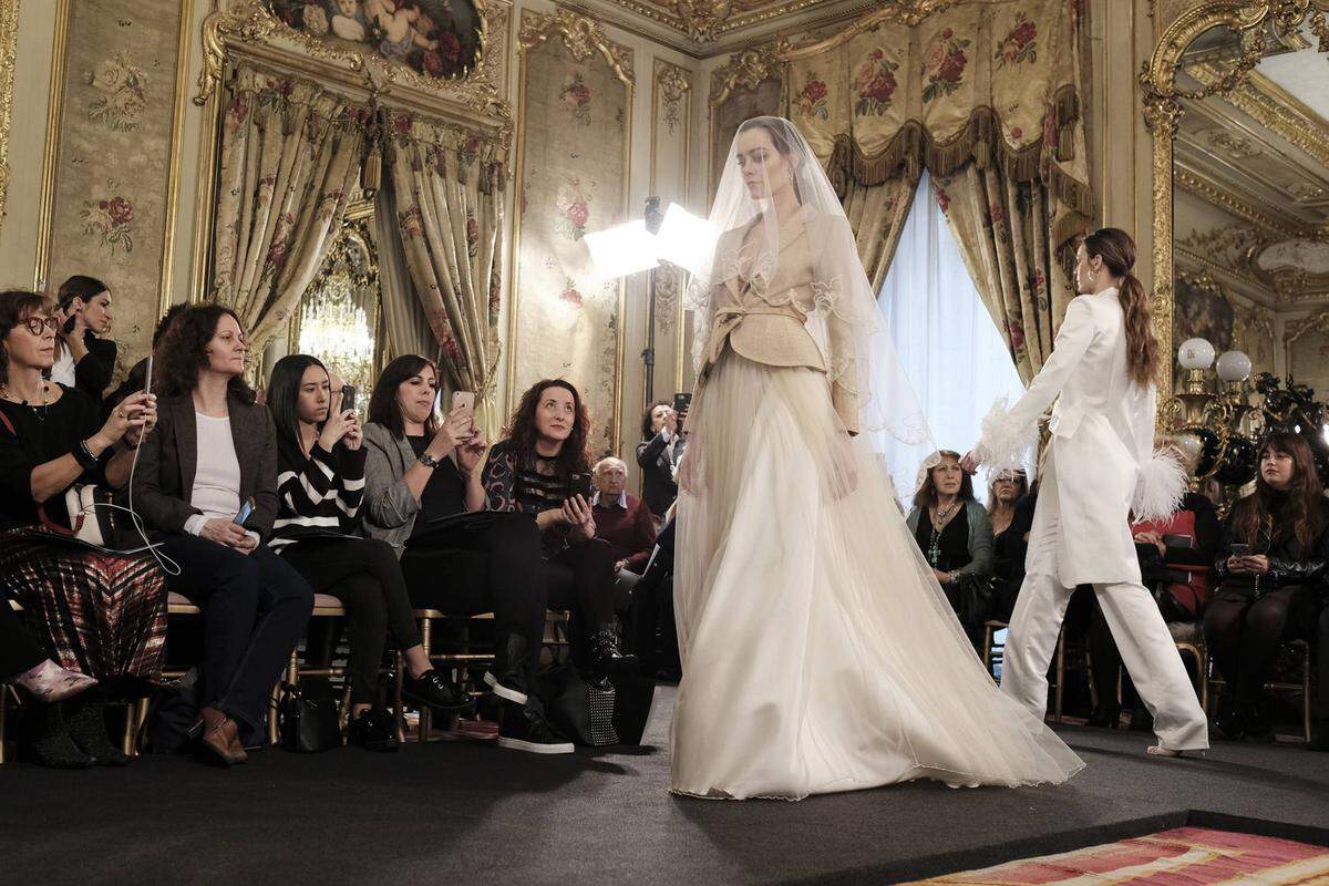 Brautmode auf den Runway brachte die Atelier Couture Fashion Week in Madrid.  Im Fernan Nunez Palast wurde Brautmode präsentiert - von ganz traditionell bis modern. Ob sich davon auch Meghan Markle inspirieren lässt?      
