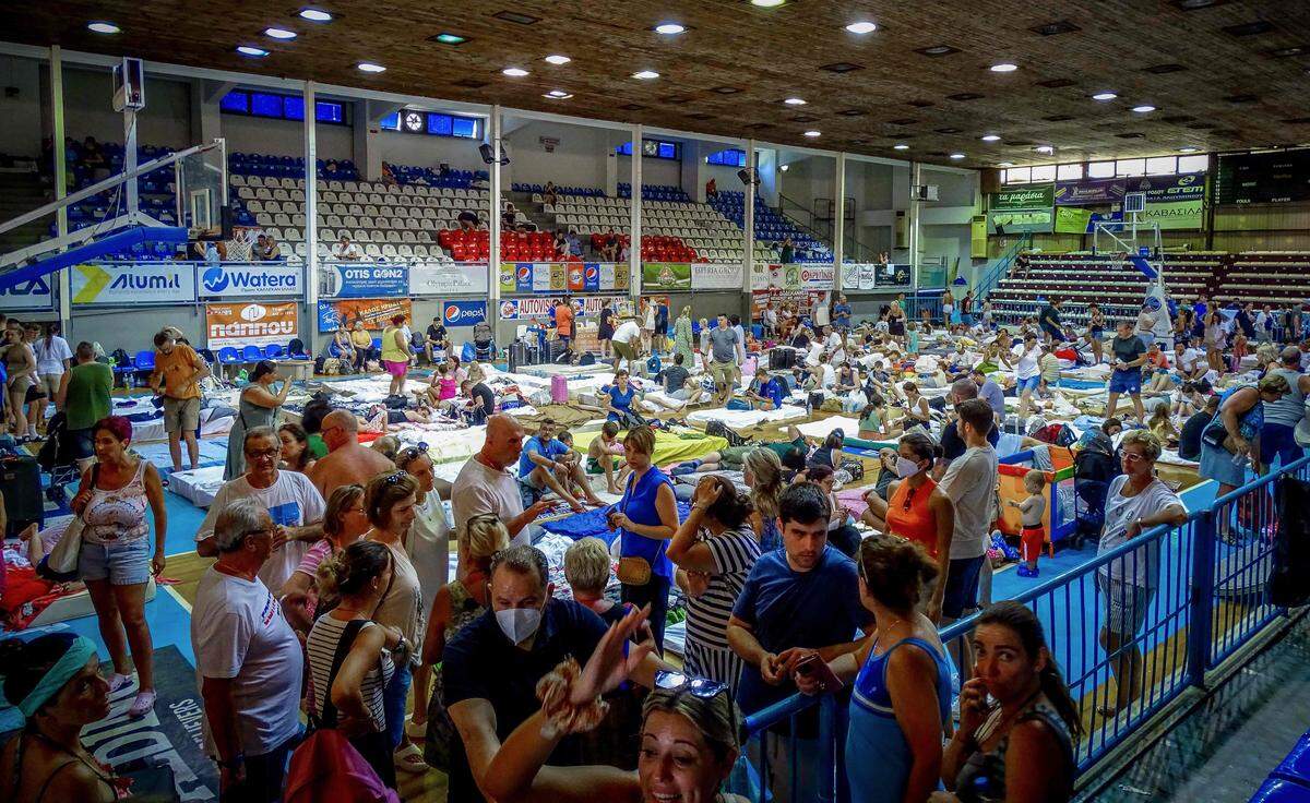 Etwa 30.000 Menschen wurden in Sicherheit gebracht. Am Foto sie in einem zur Notunterkunft umfunktionierten Basketballstadion zu sehen.