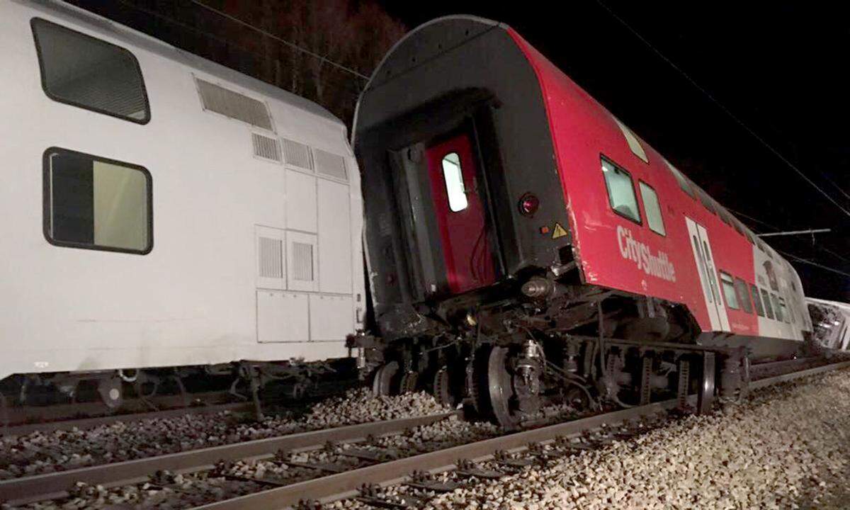 Zwei Waggons seien gänzlich umgestürzt, ein weiterer Wagen habe sich zur Seite geneigt.