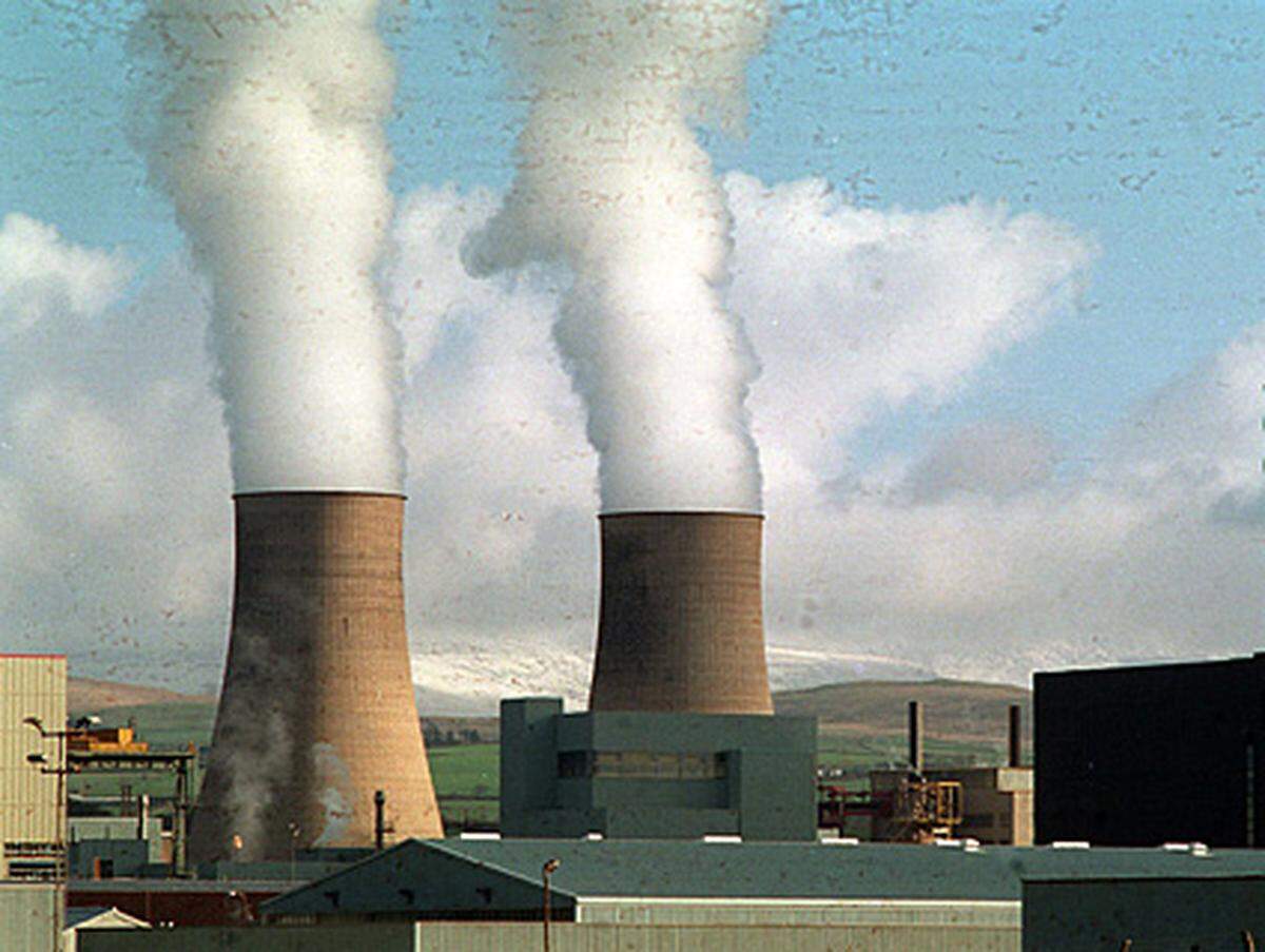 In der britischen Anlage für zivile und militärische Zwecke in Wales gerät ein Reaktior in Brand, Details dazu sind bis heute unbekannt. Der Atomkomplex wird in "Sellafield" umbenannt. Er ist heute einer der größten Atomkomplexe der Erde.