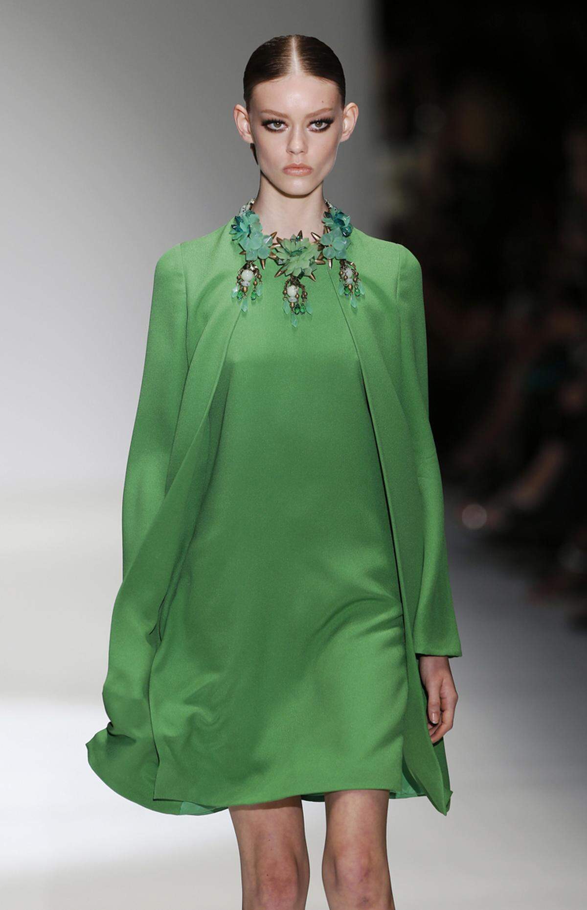 KAUFEN: Smaragdgrün wurde von Pantone zur "Farbe des Jahres 2013) gewählt. Wer schon Outftis in der neuen Trendfarbe findet, kann diese besten Gewissens kaufen (Gucci).