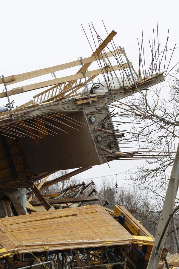 Ein Lehrgerüst ist eine Hilfskonstruktion beim Brückenbau, die so lange verwendet wird, bis der Beton genug Festigkeit hat und durch Spannstahl gehalten werden kann. Das Gerüst wird aus Stahlstützen und -trägern gefertigt und muss auf ein Betonfundament gestellt werden. Auf das Gerüst wird die Schalung zum Eingießen für den Beton gebaut.