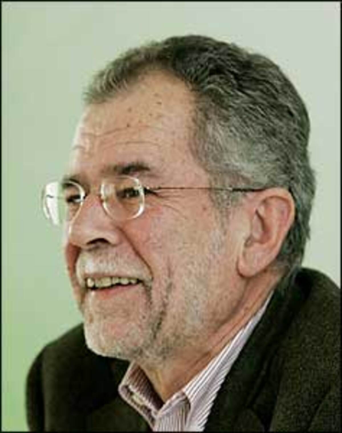 "Zeitverlust, Zeitverlust, Zeitverlust - ist das alles, was die beiden zu bieten haben?" Das fragte der Grüne Bundessprecher Alexander Van der Bellen nach dem rot-schwarzen Krisengipfel.