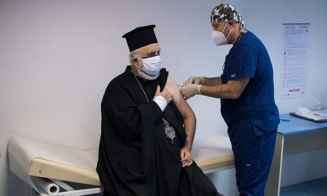 In Bulgarien wurde öffentlichkeitswirksam ein orthodoxer Priester als einer der Ersten geimpft. 