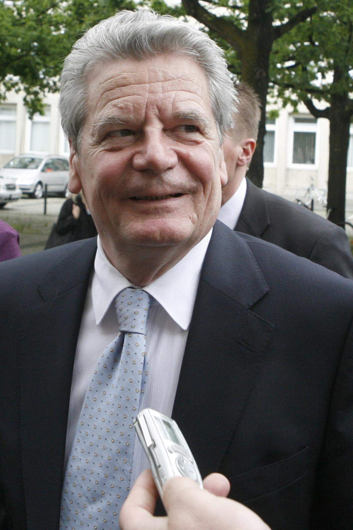 Gauck gilt als integer und redlich, ist bei den Bürgern beliebt, steht über den Parteien, hat aber stets den Respekt einer breiten politischen Mehrheit genossen. Vor zwei Jahren hatten ihm Union und FDP noch einen Strich durch die Rechnung gemacht. Nun haben sie ihn mitgetragen.