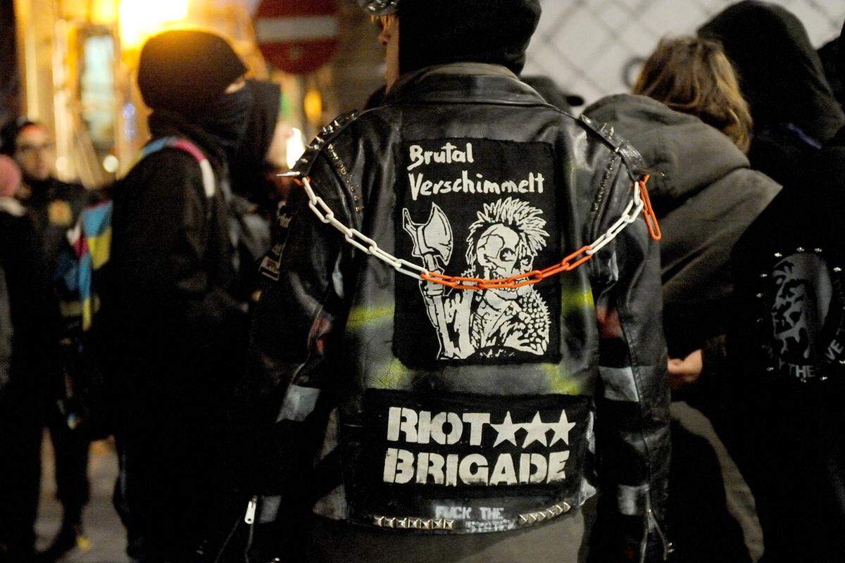 Die Demonstrationen von linken Aktivisten gegen den von der FPÖ in der Wiener Hofburg veranstalteten Akademikerball verliefen am Freitagabend zunächst friedlich. &gt;&gt; Zum Bericht