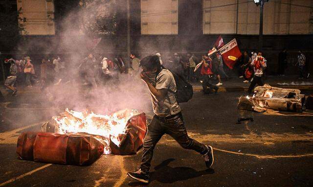 Nach der Amtsenthebung von Pedro Castillo eskalieren in Peru die Proteste, es gibt Tote.