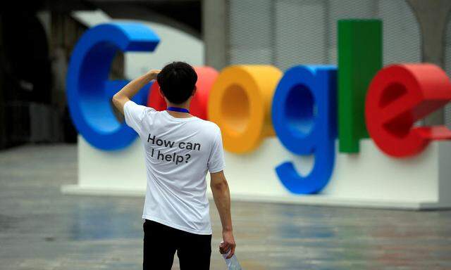 Google ist verstärkt interessiert an durch KI generierten Nachrichten – hier das omnipräsente Firmenlogo bei einem Kongress in Shanghai.