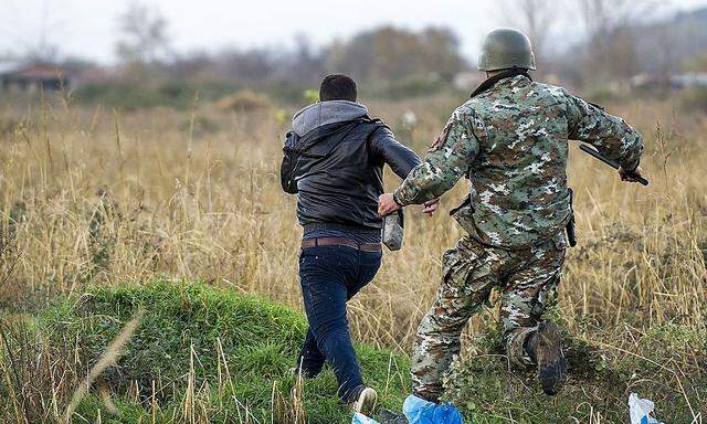  Flüchtlinge versuchen Grenze nach Mazedonien gewaltsam zu überqueren 