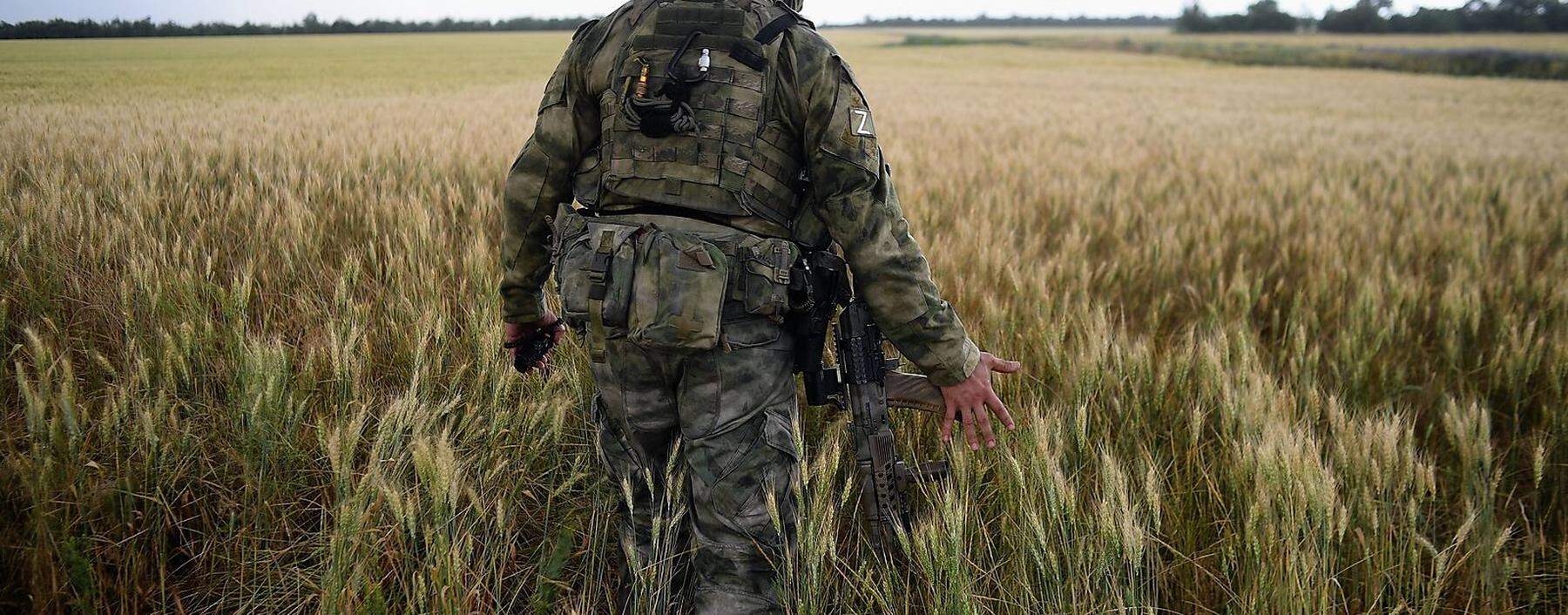 News Bilder des Tages Ukraine Russia Military Operation Wheat Fields 8215273 14.06.2022 A Russian serviceman walks in a