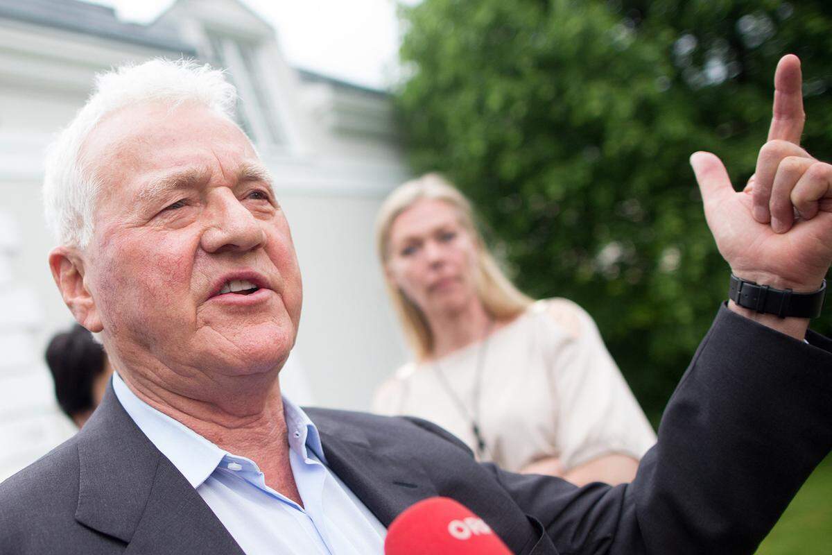 "Man muss von Zeit zu Zeit das Haus reinigen."  Frank Stronach hat das "Vertrauen verloren", Wolfgang Auer ist als Vize-Parteichef schon wieder Geschichte."Der Name Stronach in der Parteibezeichnung wird aber langsam zum Klotz am Bein (...) Wir leiden sehr unter dem Namen Stronach." Der Salzburger Landesrat Hans Mayr (Team Stronach) hingegen empfindet den Namen mittlerweile als Last.