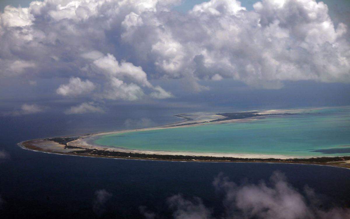 Etwa auf der Hälfte des Weges zwischen Hawaii und Australien liegt Kiribati wirklich "am Ende der Welt". Die 33 Atolle können mit türkisen Lagunen aufwarten. 6000 Touristen fanden im vergangenen Jahr den Weg dorthin.