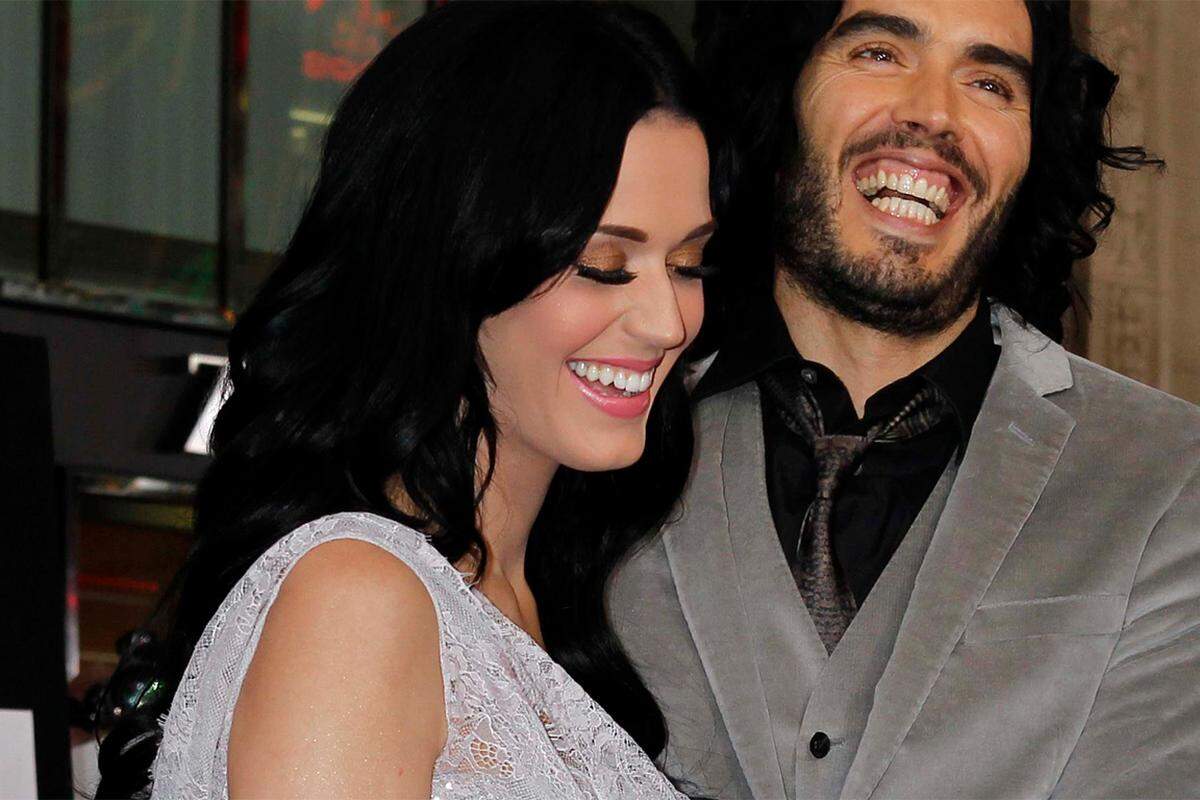 Nachdem sich Katy Perry und Russell Brand bei den "MTV Video Music Awards" im September 2009 kennen- und lieben gelernt hatten, sind sie aufs Gas gestiegen: Ende 2009 machte der britische Comedian dem Pop-Kätzchen einen Antrag. Rund zehn Monate später heiratete das Paar im indischen Luxus-Resort "Aman-i-Khas".