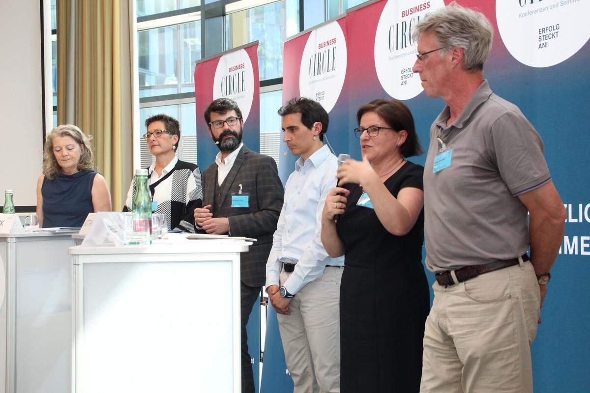 Der Arbeitsplatzevaluierung widmete sich eine Podiumsdiskussion mit Ingrid Schmidbauer (AMS NÖ), Eva-Maria Kernstock (Bundesinstitut für Qualität im Gesundheitswesen), Moderator Michael Köttritsch ("Die Presse"), Bardia Monshi (Institut für Vitalpsychologie), Anna Ritzberger-Moser (Sozialministerium) und Herbert Friesenbichler (AUVA).