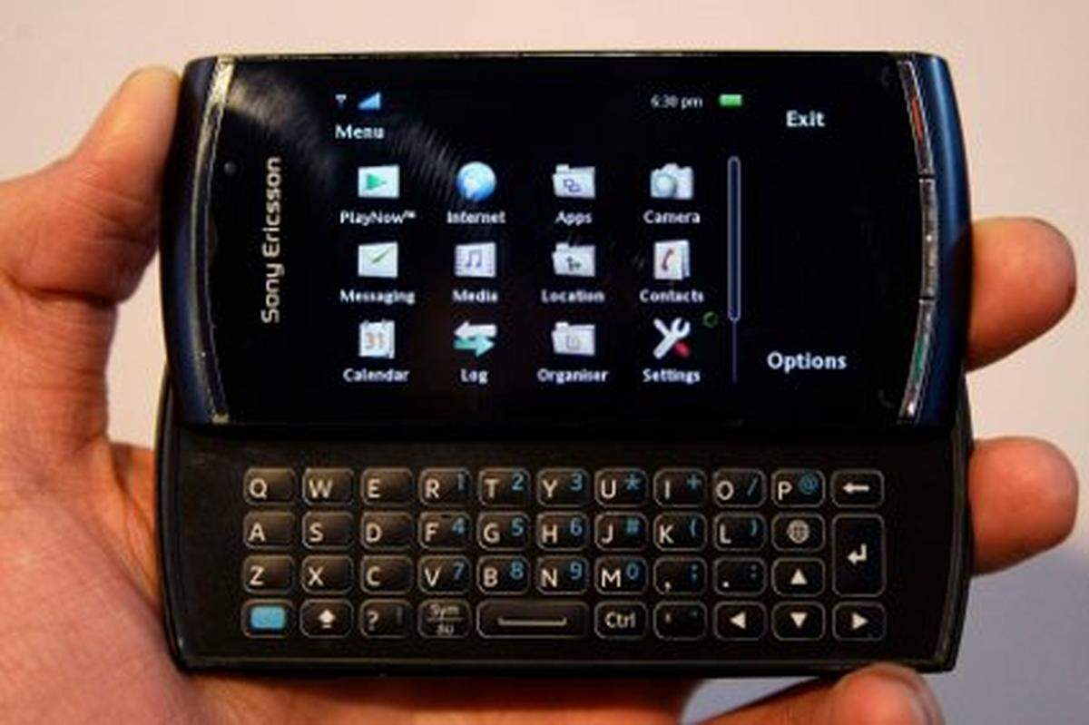Das ebenfalls von Sony Ericsson gezeigte Vivaz pro ist im Wesentlichen nur eine um ein Keyboard ergänzte Variante des bereits bekannten Vivaz. Beide können Videos im HD-Format 720p aufnehmen und werden mit Symbian-Betriebssystem ausgeliefert.