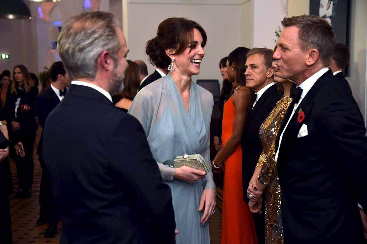 Auch Prinz William, seine Frau Catherine (Mitte)  ...