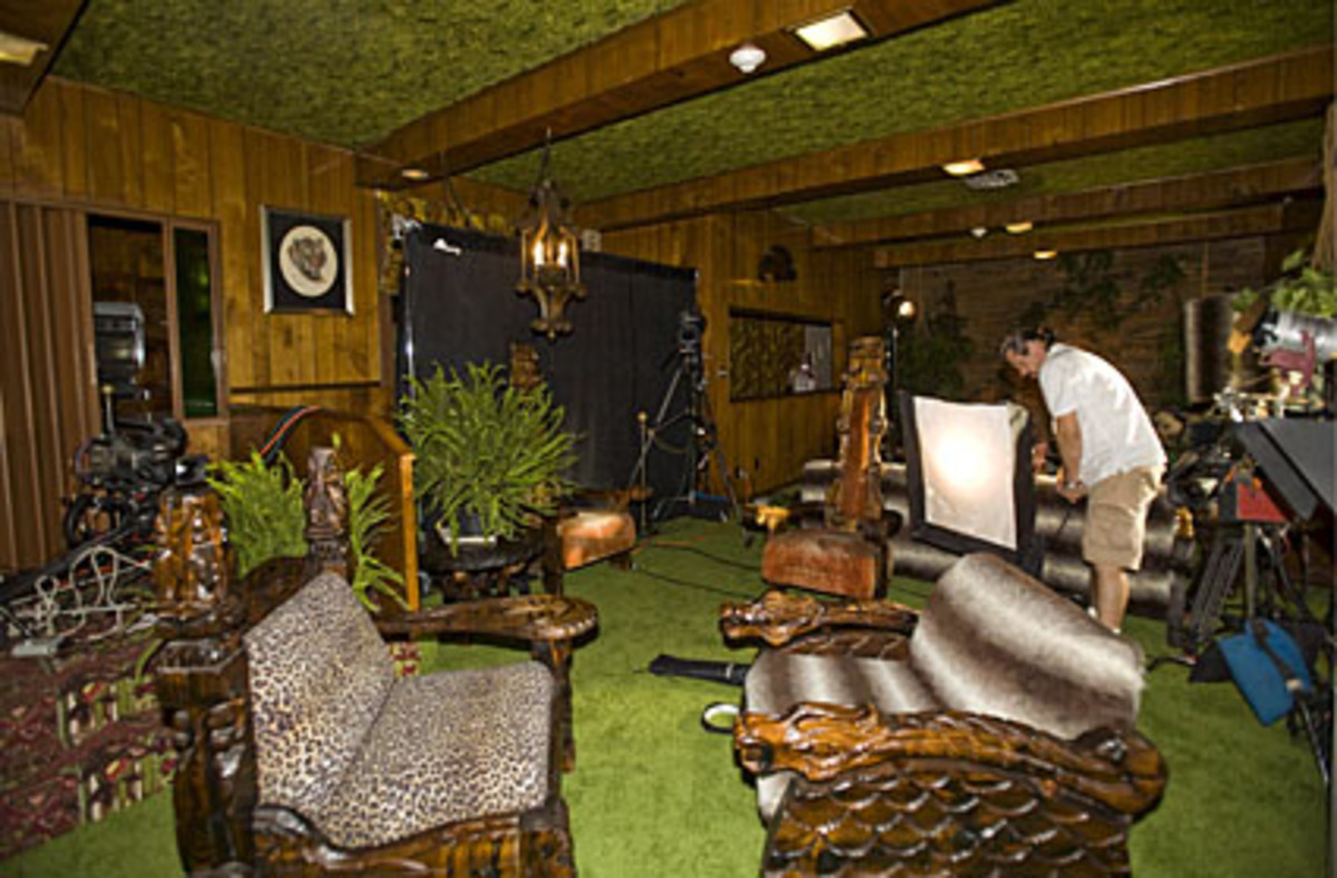 Seinen letzten Song nahm er im August 1977 im "Dschungelraum" seines Hauses auf, Titel: "Way Down" - Weg nach unten. Wenige Tage später war er tot. "Niemand hat Elvis umgebracht außer Elvis", erklärte sein umstrittener Manager "Colonel" Tom Parker.