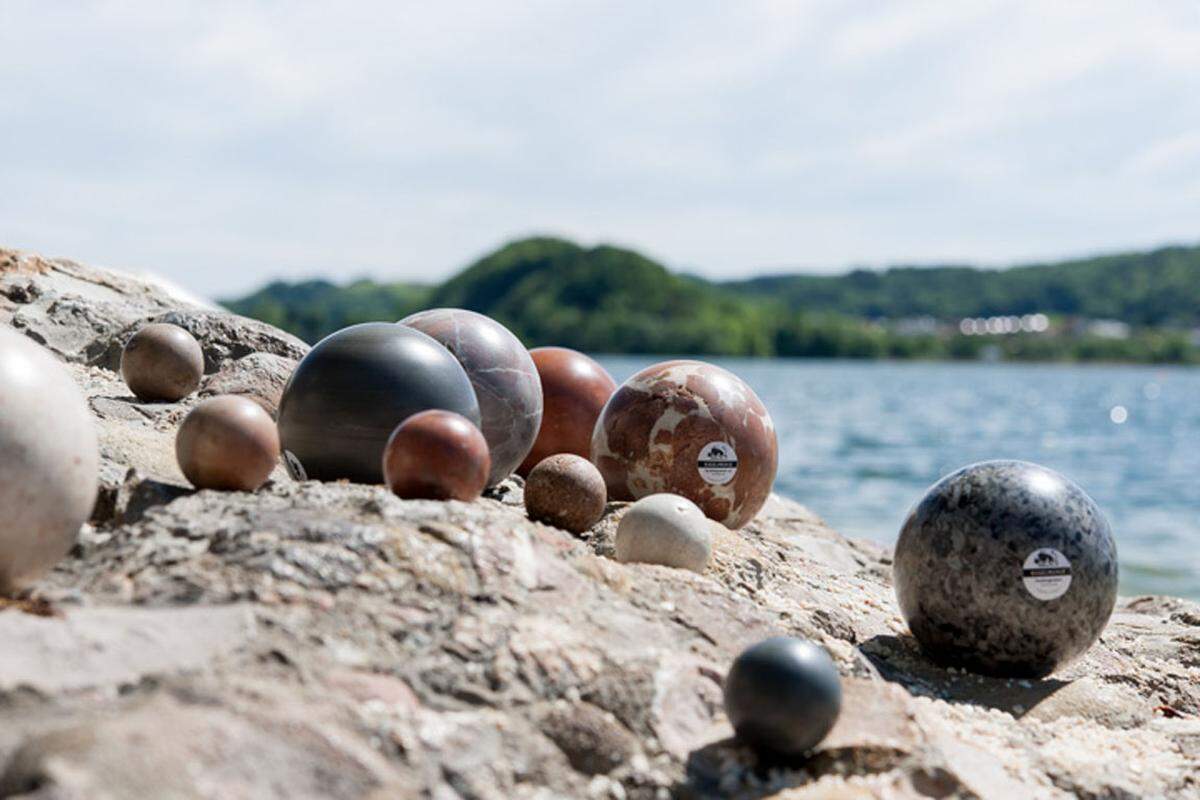 Urform. Jede Kugel ist anders. Zu kaufen sind sie unter anderem im Infobüro Seeham. Kugelmühle Teufelsgraben, am Wildkarwasserfall bei Seeham.