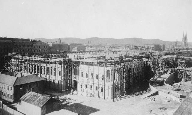Der Bau des Parlaments in Wien. Auf dem Areal war zuvor der Paradeplatz des Militärs – der Verkauf ist in den einstigen Ministerratsprotokollen festgehalten.