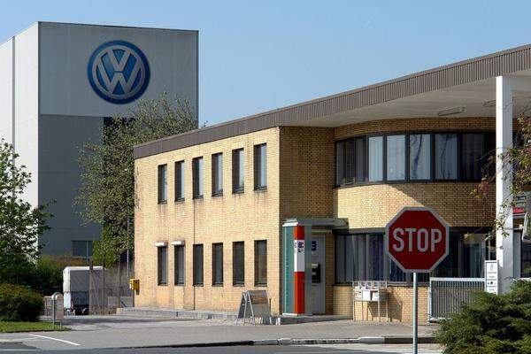 In der Passat-Fertigung sind bereits seit Donnerstag vergangener Woche rund 7500 Beschäftigte in Kurzarbeit (bis 24. August). Dies gilt auch für 450 Mitarbeiter der VW-Tochter Sitech in Emden, die seit einiger Zeit von Car Trim keine Sitzbezüge erhält. Sitech hat nach eigenen Angaben zudem für 500 Beschäftigte an seinem Hauptsitz in Wolfsburg Kurzarbeit beantragt.