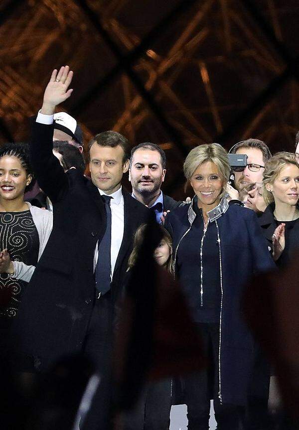 Zur anschließenden Wahlfeier kam Brigitte Macron erneut in dem Louis-Vuitton-Mantel, den sie davor zur Stimmabgabe und auch zum Wahlkampfstart getragen hatte.