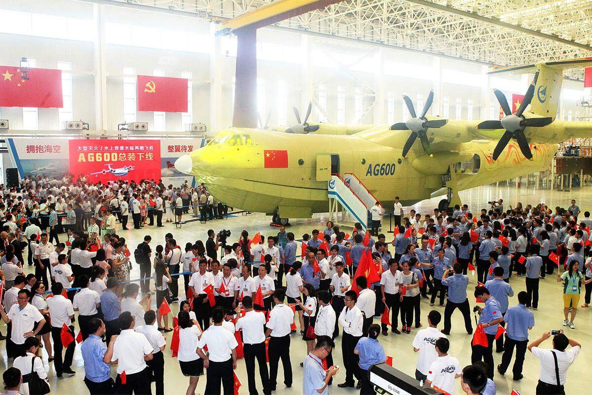 Der staatliche chinesische Flugzeugbauer Avic stellte am Samstag die erste Maschine des neuen Flugzeugs vom Typ AG600 vor.  