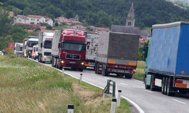 LKWs auf einer Landstrasse / Trucks on a country road