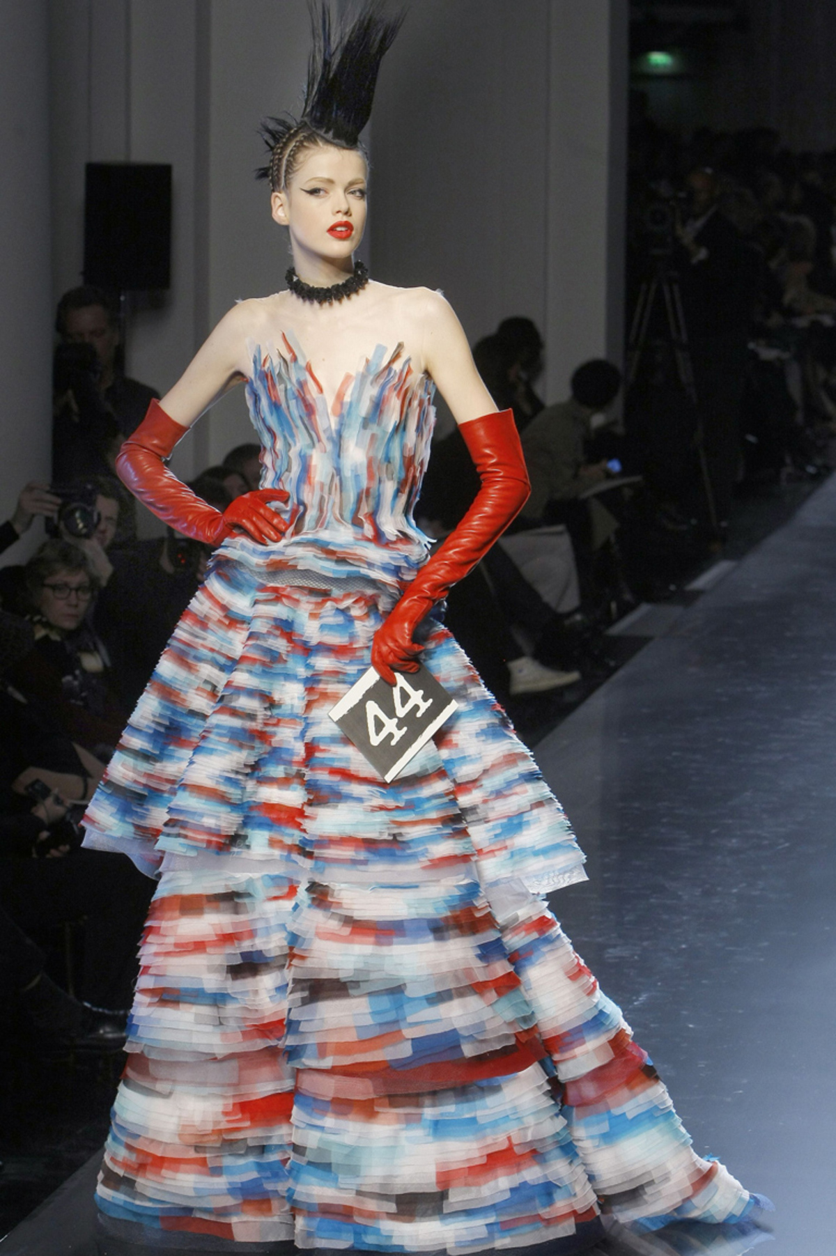 Für Jean Paul Gaultier ist "Punk not dead". Das möchte er zumindest mit seiner Haute Couture demonstrieren.