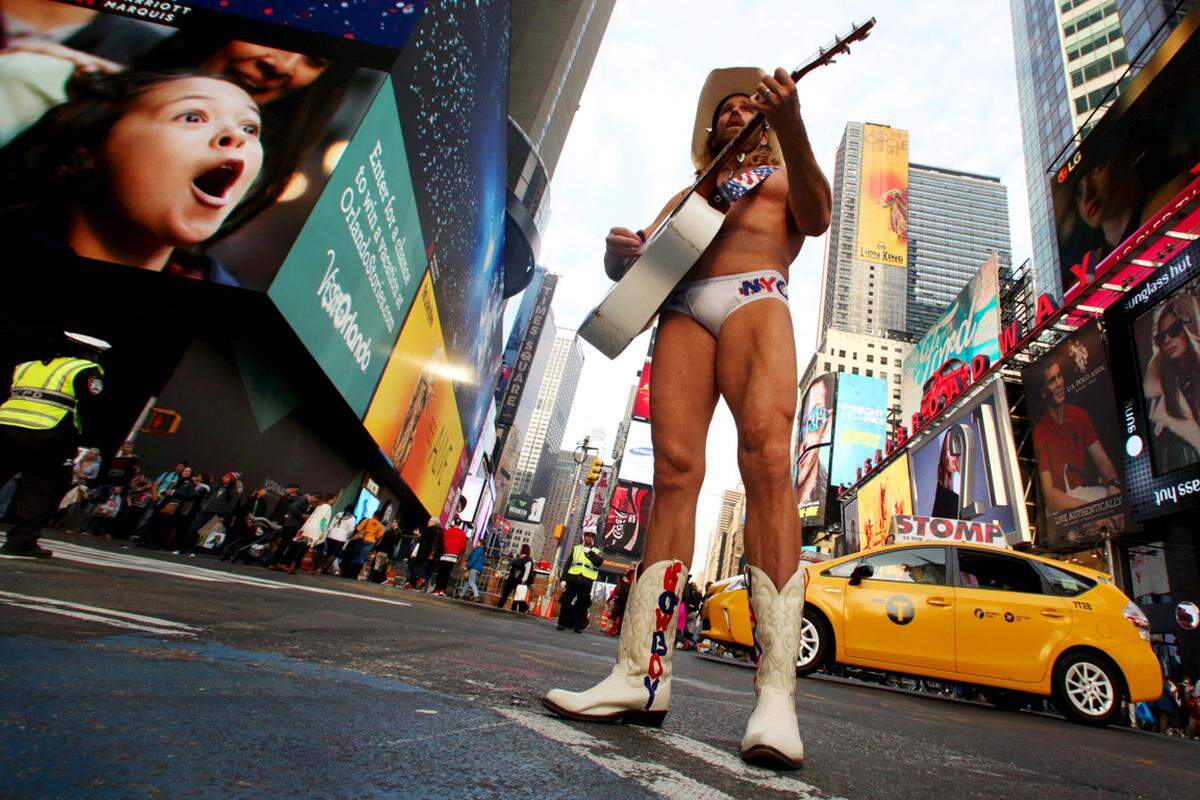 Er ist einer der meistfotografierten Straßenmusiker der Welt. Neben der Freiheitsstatue ist er das Symbol New Yorks – für manche zumindest: Robert Burck – besser bekannt als Naked Cowboy. Mit seinem weißen Unterhöschen, seinem Cowboyhut und den Westernstiefeln steht der Amerikaner seit nun 17 Jahren nahezu täglich am New Yorker Times Square.