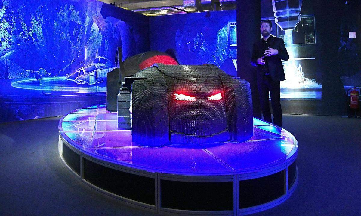 An einem Kunstwerk kann er durchaus mehrere Wochen sitzen - das ausgestellte "Batmobil" (Bild) etwa besteht aus 489.010 Einzelteilen, die sicherheitshalber zusammengeklebt wurden, damit auf der Reise nichts verloren geht. "Supergirl" kommt mit 3070 Einzelteilen aus.