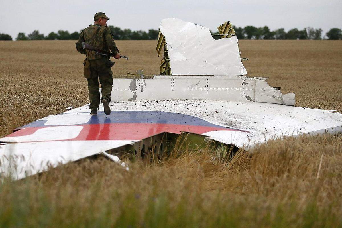 Die Trümmer des Flugzeuges liegen mitten im Kampfgebiet, in dem sich die ukrainische Armee und pro-russische Rebellen seit Wochen erbitterte Gefechte liefern.
