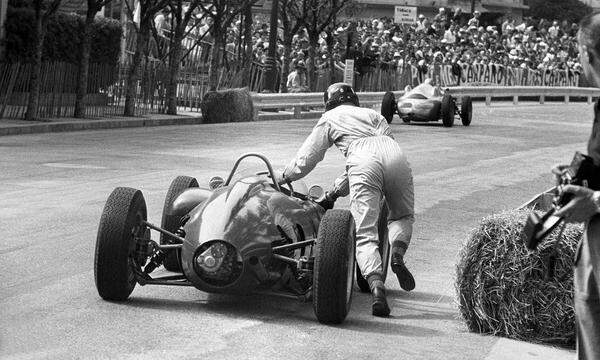 Zu unserer Erzählung von Innes Irland (1960) haben wir leider nicht das richtige Foto, hier schiebt Graham Hill 1961 seinen BRM, allerdings nur vom Gasometer bis zur Ziellinie.