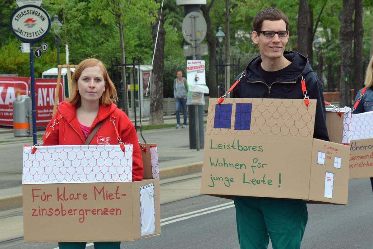 Und wo könnte man besser entspannen, als in den eigenen vier - leistbaren - Wänden? "Damit wir nicht im Karton übernachten müssen - klare Mietzinsobergrenzen", fordern diese jungen Sozialdemokraten.