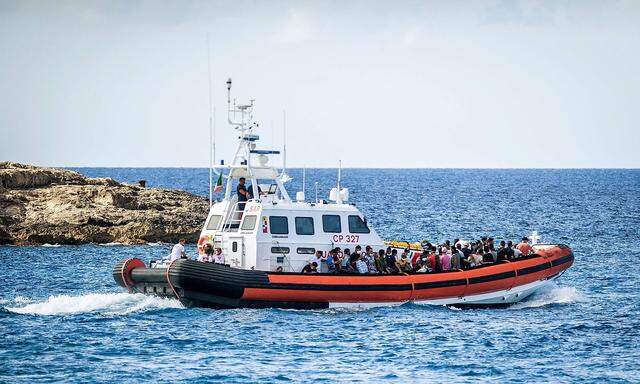 Archivbild vom 11. Juli. Migranten werden von einem sogenannten "Hotspot" auf Lampedusa zu einer anderen Unterkunft gebracht.