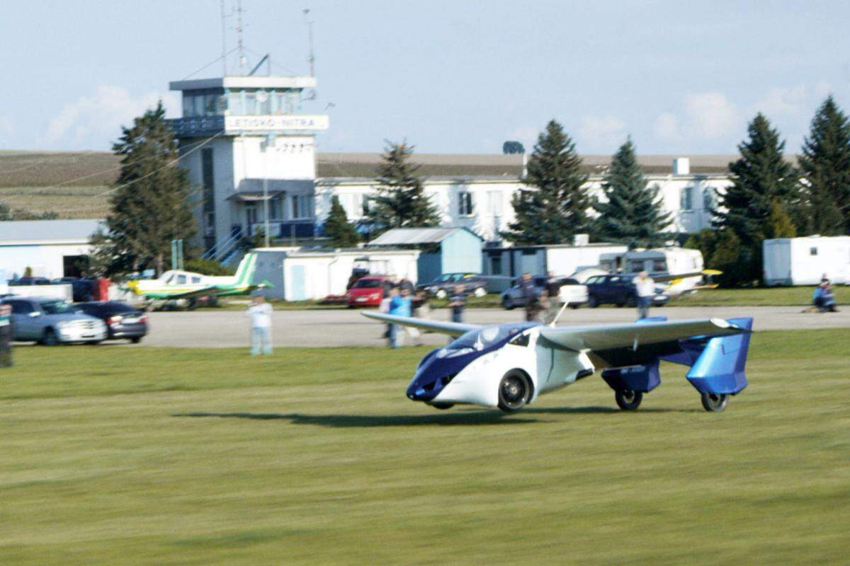 Als Startbahn begnügt sich das Aeromobil übrigens mit Wiesen oder Feldern. Dort hat es auch seinen Jungfernflug begonnen.