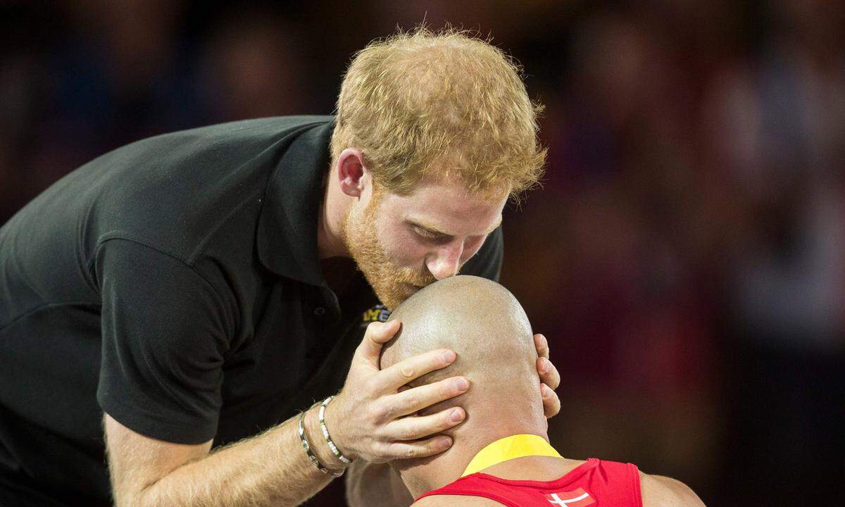 Mit einem Küsschen gratuliert Prinz Harry bei den Invictus Games für Kriegsversehrte in Toronto einem Goldmedaillengewinner im Rugby.