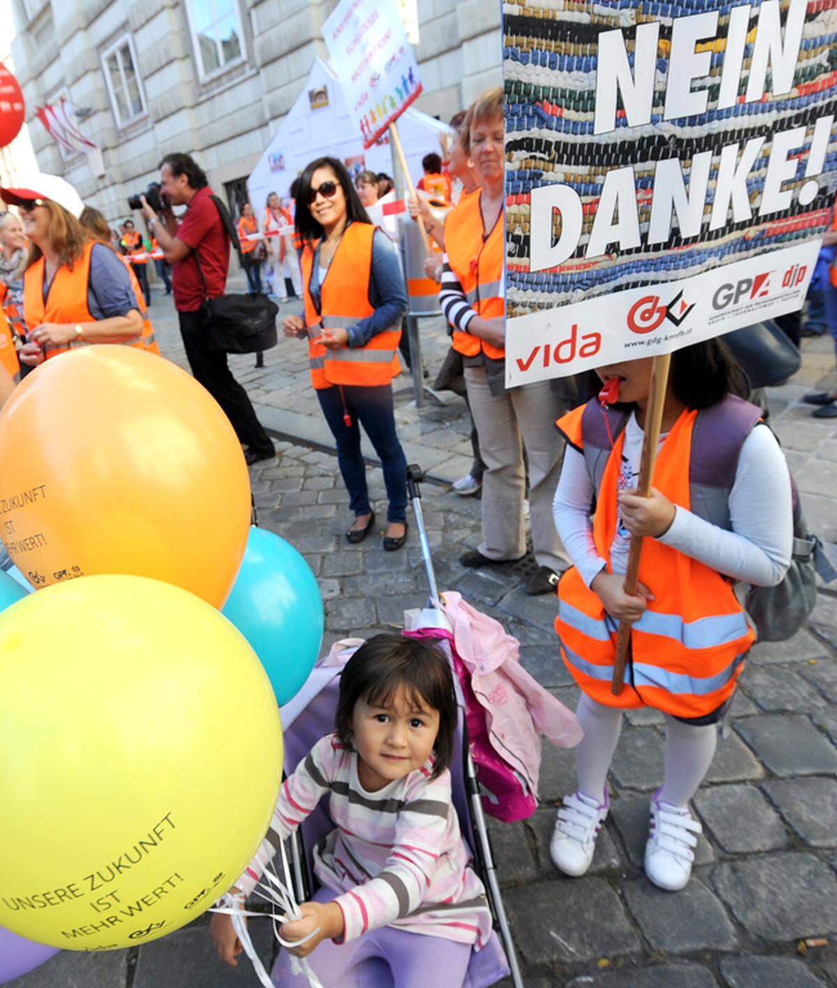 "Kindergarten: Achtung Einsturzgefahr!!!": Unter diesem Titel demonstrierten am 6. September Angestellte von Kindergärten, Krippen und Krabbelstuben gegen "unzumutbare Rahmenbedingungen".