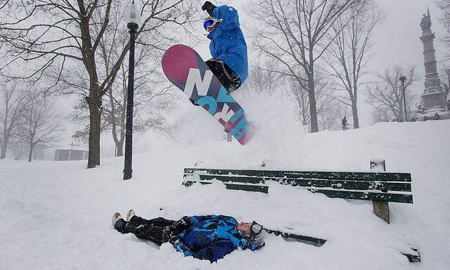 Snowboarder vergnügen sich im Schnee in Boston.