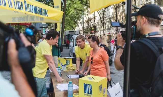  Die Bierpartei beim Sammeln der Unterstützungserklärungen für die Nationalratswahl.