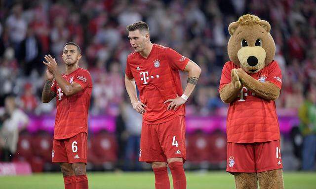 Bayern-Spieler und Maskottchen