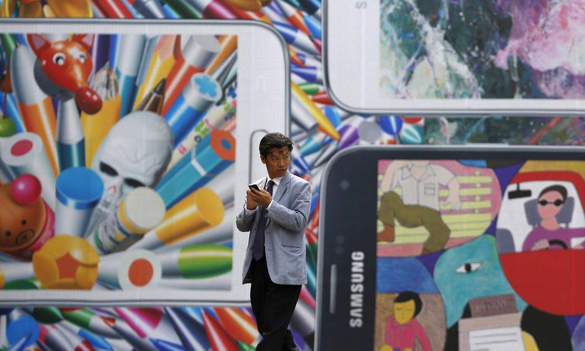 Samsungs Galaxy S5 hinkte nicht nur aufgrund seiner perforierten Seite hinterher. Auch bei den Verkaufszahlen zeigte sich, dass die Koreaner die Kunden nicht überzeugen konnten. Die Verkaufszahlen lagen in den ersten drei Monaten Berichten zufolge rund vier Millionen unter denen des Galaxy S4.
