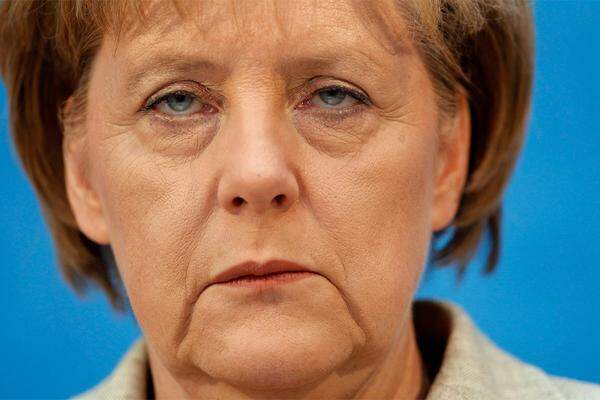Am 10. Mai spannen die Euro-Mitglieder - mit IWF-Hilfe - einen 750 Milliarden Euro schweren Rettungsschirm auf, der auf drei Jahre befristet ist. Kredite werden künftig an eine strenge Haushaltssanierung geknüpft.Im Bild: Angela Merkel. Die vier Tage, in denen Europas Finanzwelt am Abgrund stand, ist an keinem der Akteure ohne Spuren vorbeigegangen.